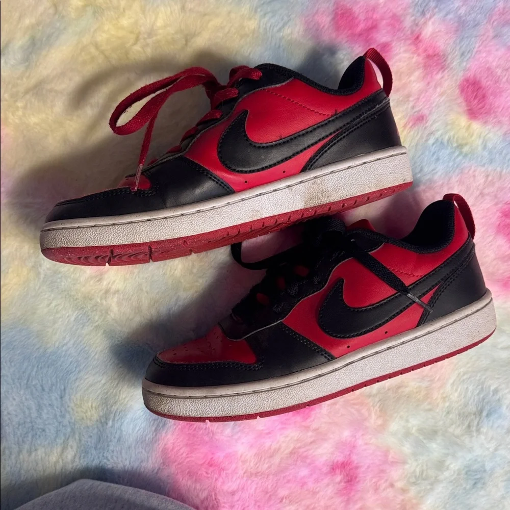 5Y Nike court borough low Black and Red Athletic Shoes